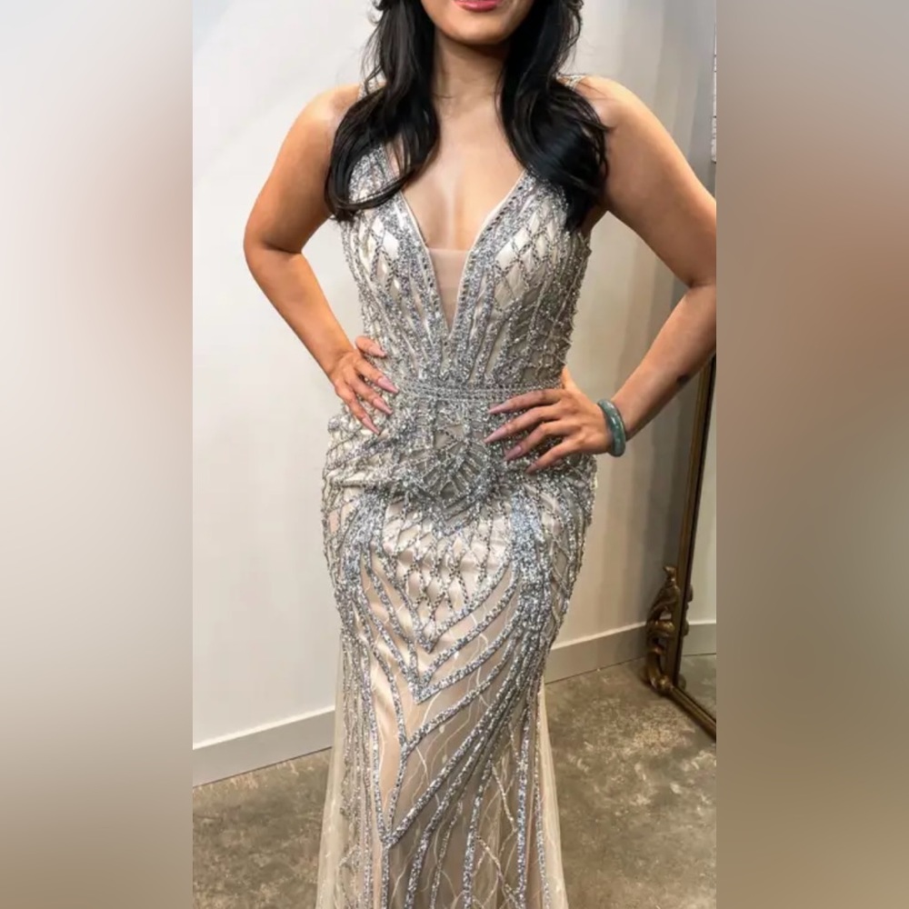 Elegant gown - Picture 2 of 6